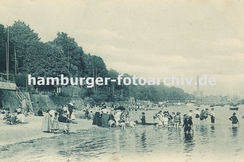 406_09540369 Altes Bild vom Elbufer bei Oevelgönne - Kinder baden im Wasser. | Oevelgoenne + Elbstrand.